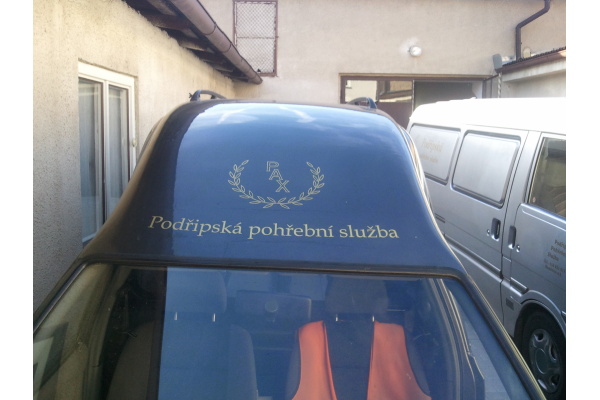 Horní polep vozu Podřipské pohřební služby