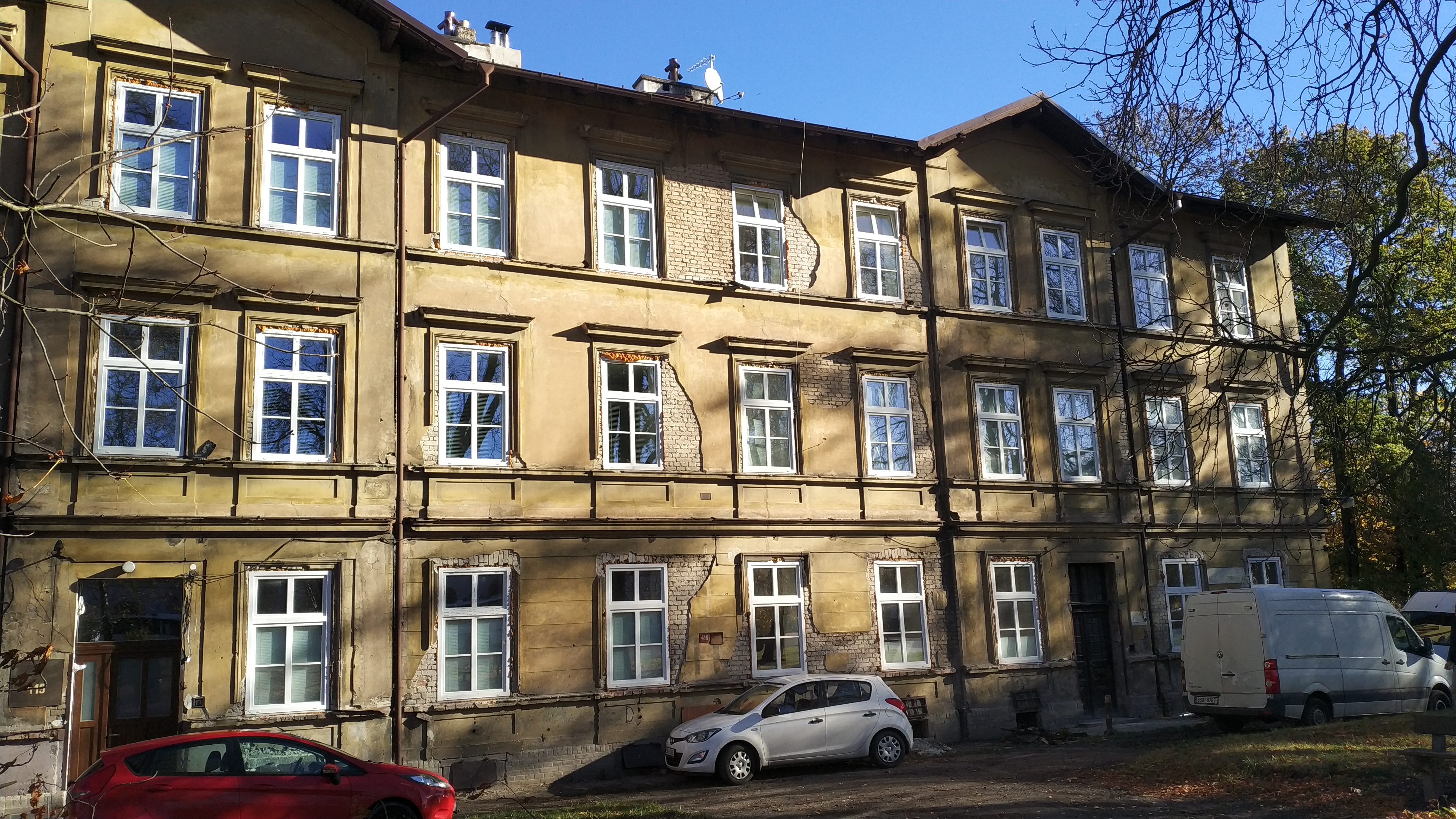 bytový dům Kladno_před realizací (fasádní profily atyp + termoreflexní barva CMB)